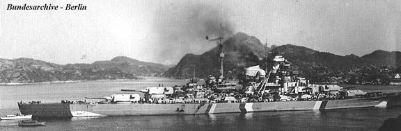 Die Bismarck im Kors-Fjord (hier noch mit unregelmigem Tarnanstrich)
